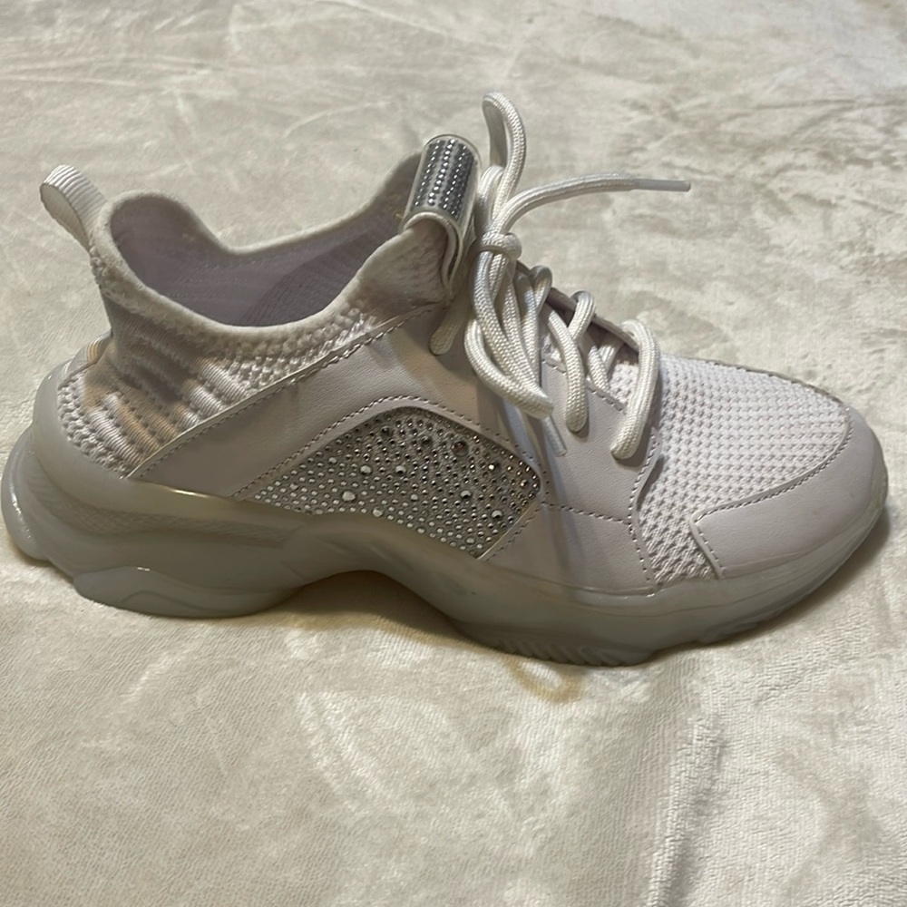 👟 Very comfy tennis shoes 👟 With a hint of sparkle ✨